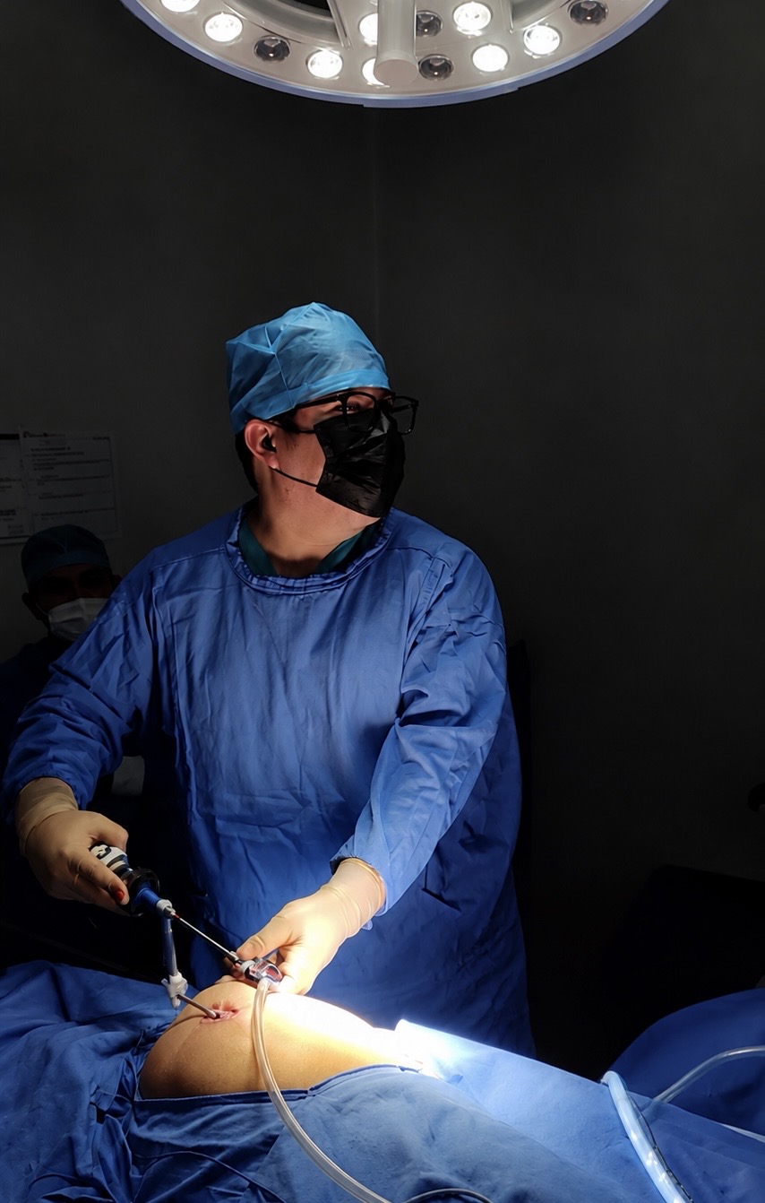 Médico utilizando un broncoscopio, tecnología médica especializada